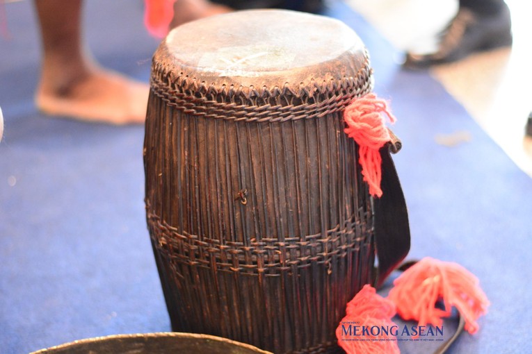 Trong nghệ thuật đấu chi&ecirc;ng, trống l&agrave; một loại nhạc cụ kh&ocirc;ng thể thiếu. Trống của người Cor c&oacute; bề mặt được l&agrave;m từ da con mang. Ảnh: L&ecirc; Hồng Nhung