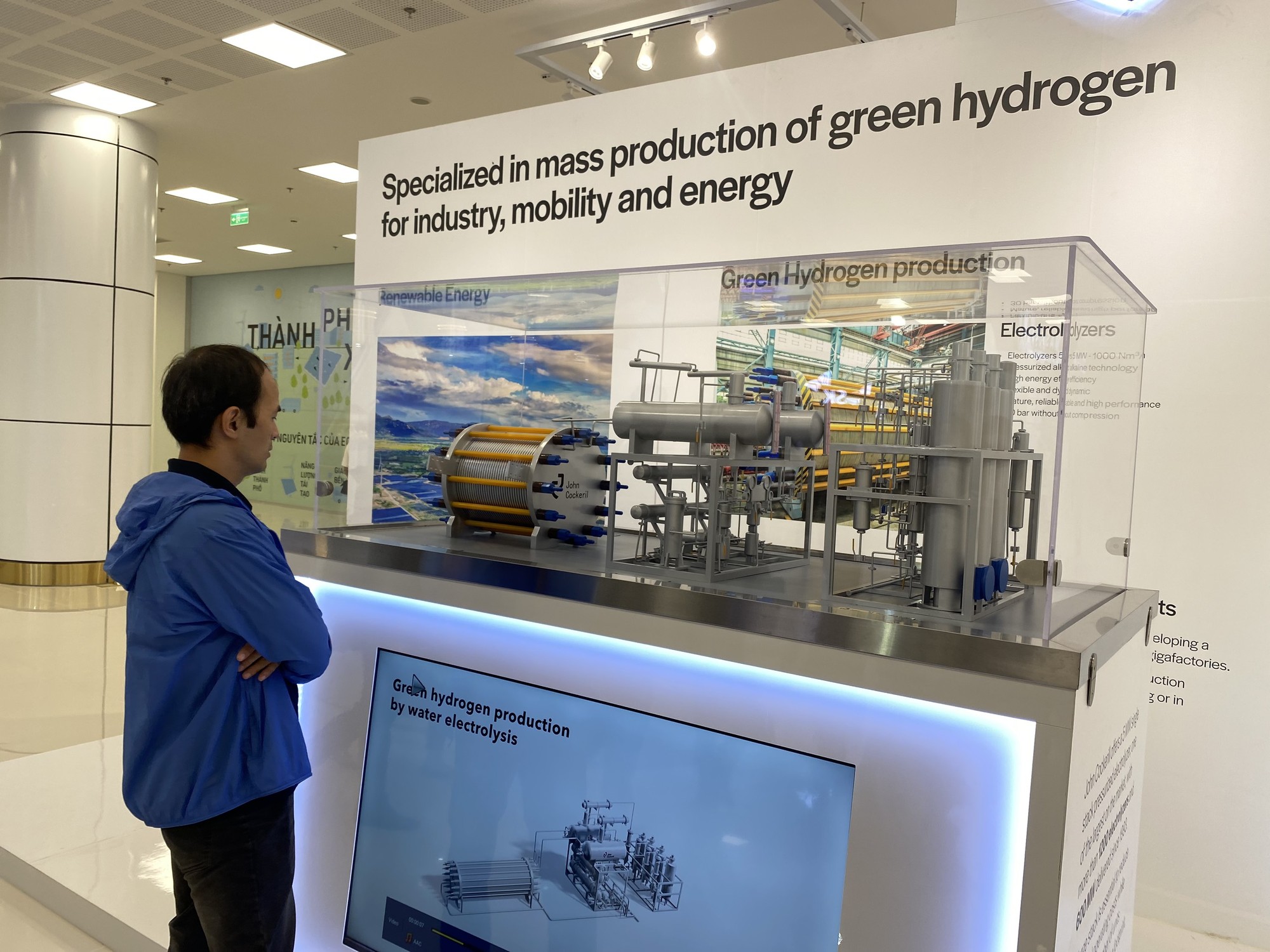 Trong khu&ocirc;n khổ triển l&atilde;m, c&ograve;n rất nhiều hoạt động kh&aacute;c diễn ra như c&aacute;c hội thảo chuy&ecirc;n ng&agrave;nh về hydrogen, b&aacute;n dẫn, c&ocirc;ng nghệ y tế, game v&agrave; thi đấu esport; diễn đ&agrave;n Quỹ Đầu tư khởi nghiệp s&aacute;ng tạo Việt Nam (Vietnam Venture Summit - VVS); Ng&agrave;y hội STEAM; Gala trao giải Better Choice Awards&hellip; Ảnh: H&agrave; Anh.