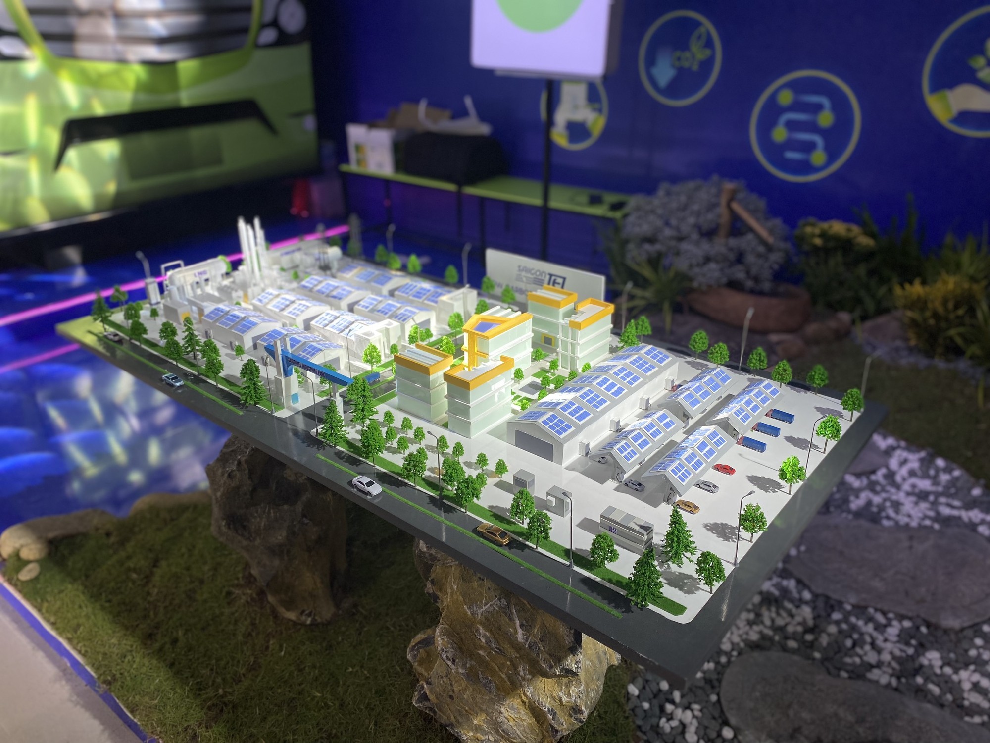 Tại c&aacute;c gian h&agrave;ng, triển l&atilde;m c&ograve;n c&oacute; c&aacute;c khu vực trải nghiệm c&ocirc;ng nghệ độc đ&aacute;o, hiện đại đa gi&aacute;c quan, nơi c&aacute;c sản phẩm v&agrave; ứng dụng c&ocirc;ng nghệ được tr&igrave;nh diễn sống động như kh&ocirc;ng gian xanh Eco Valley, đường hầm &aacute;nh s&aacute;ng v&agrave; th&agrave;nh phố đổi mới s&aacute;ng tạo. Ảnh: H&agrave; Anh.