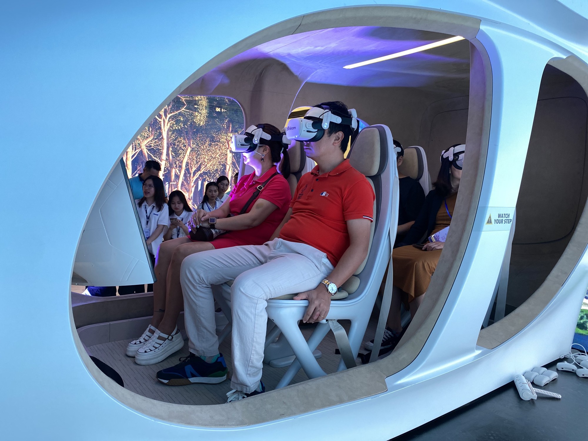 Điểm nổi bật của VIIE 2023 l&agrave; kh&ocirc;ng gian xanh Eco Valley, nơi bắt đầu của th&agrave;nh phố đổi mới s&aacute;ng tạo v&agrave; cũng l&agrave; điểm khởi đầu của h&agrave;nh tr&igrave;nh trở lại Net Zero. B&ecirc;n cạnh đ&oacute;, cửa ng&otilde; c&ocirc;ng nghệ với c&aacute;c điểm nhấn về c&ocirc;ng nghệ, &aacute;nh s&aacute;ng, sắc m&agrave;u v&agrave; Holobox với người ảo đặt cuối đường hầm, tương t&aacute;c với kh&aacute;ch tham quan, trải nghiệm cũng l&agrave; điểm nhấn quan trọng thu h&uacute;t nhiều kh&aacute;ch tham quan. Ảnh: H&agrave; Anh.