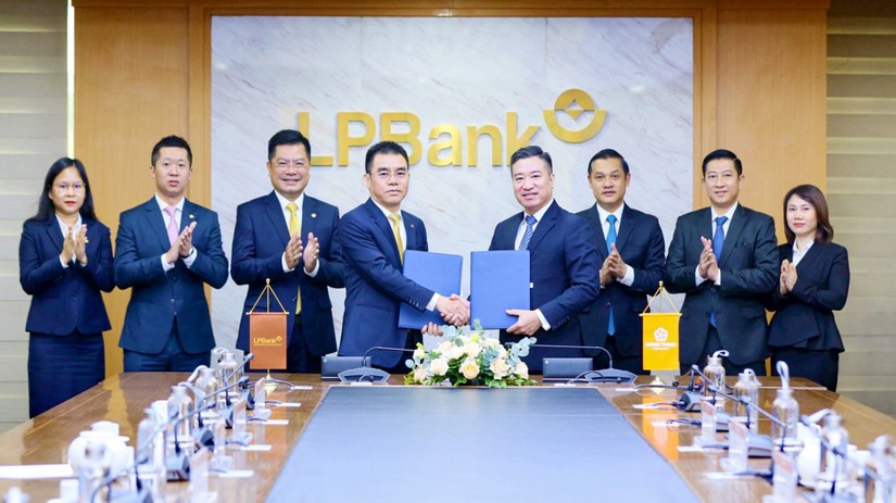 &Ocirc;ng Hồ Nam Tiến &ndash; Tổng Gi&aacute;m đốc LPBank (b&ecirc;n tr&aacute;i) v&agrave; &ocirc;ng Nguyễn Đ&igrave;nh Trung &ndash; Chủ tịch Tập đo&agrave;n Hưng Thịnh (b&ecirc;n phải) thực hiện k&yacute; kết hợp đồng t&iacute;n dụng.