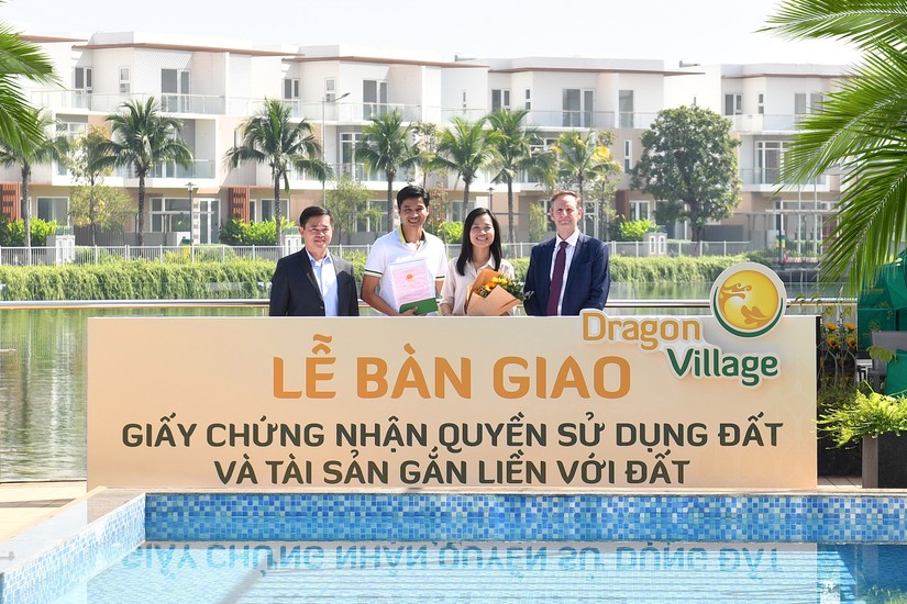 Chủ đầu tư - C&ocirc;ng ty Dragon Village v&agrave; Nh&agrave; ph&aacute;t triển Ph&uacute; Long đ&atilde; tổ chức Lễ b&agrave;n giao Giấy chứng nhận quyền sử dụng đất v&agrave; t&agrave;i sản gắn liền với đất (sổ hồng) cho cư d&acirc;n v&agrave; kh&aacute;ch h&agrave;ng.