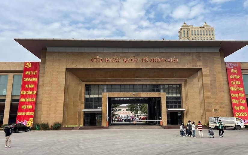 Quảng Ninh th&iacute; điểm cho kh&aacute;ch Trung Quốc đi xe tự l&aacute;i đến Hạ Long