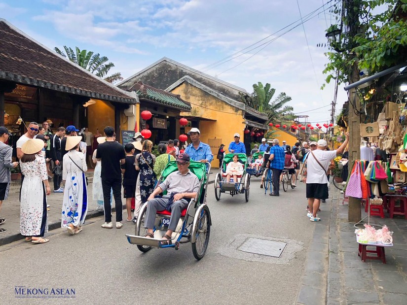 Kh&aacute;ch du lịch Hội An. Ảnh: Thảo Ng&acirc;n