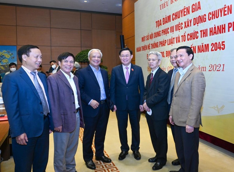 Chủ tịch Quốc hội Vương Đ&igrave;nh Huệ v&agrave; c&aacute;c chuy&ecirc;n gia tại buổi toạ đ&agrave;m