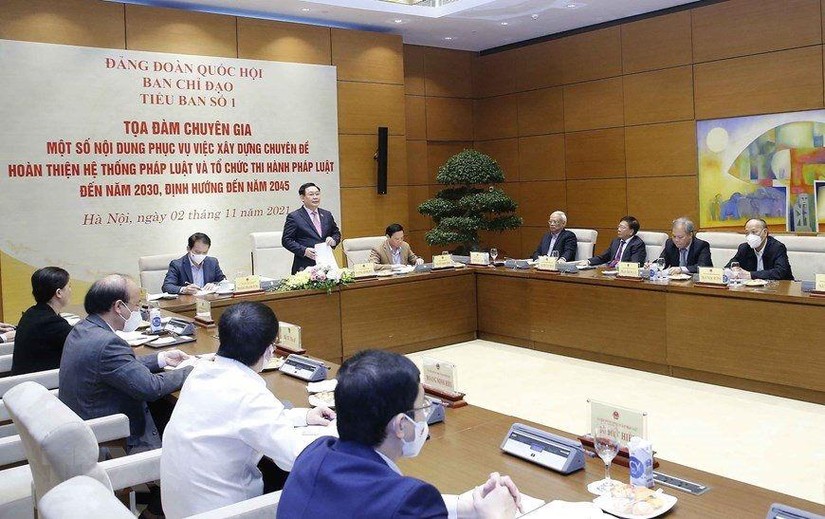 Chủ tịch Quốc hội Vương Đ&igrave;nh Huệ c&ugrave;ng c&aacute;c chuy&ecirc;n gia tại buổi tọa đ&agrave;m 2/11