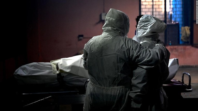 Đợt b&ugrave;ng ph&aacute;t dịch Covid-19 đầu năm 2021 khiến hệ thống y tế của Ấn Độ gặp nhiều kh&oacute; khăn.