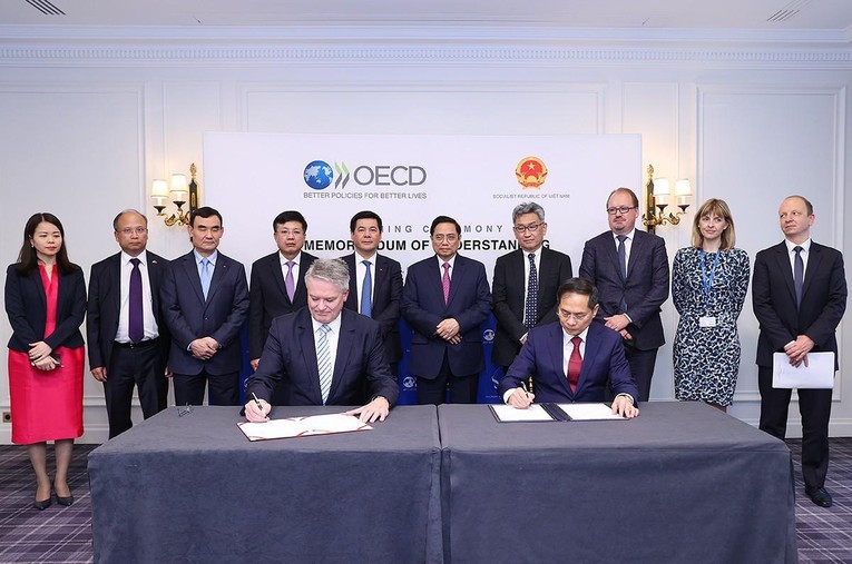 Lễ k&yacute; Bi&ecirc;n bản ghi nhớ hợp t&aacute;c (MOU) Việt Nam &ndash; OECD giai đoạn 2022-2026. Ảnh: VGP