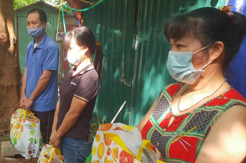 Người lao động ở H&agrave; Nội nhận hỗ trợ