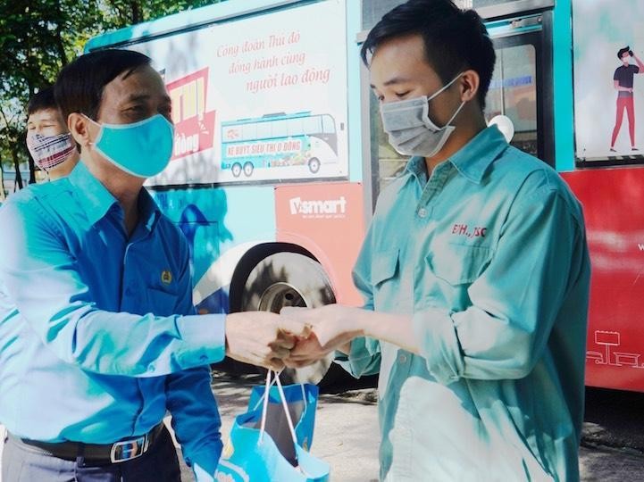 Trao &amp;amp;amp;quot;T&uacute;i an sinh C&ocirc;ng đo&agrave;n&amp;amp;amp;quot; cho người lao động Thủ đ&ocirc; gặp kh&oacute; khăn do ảnh hưởng bởi dịch bệnh