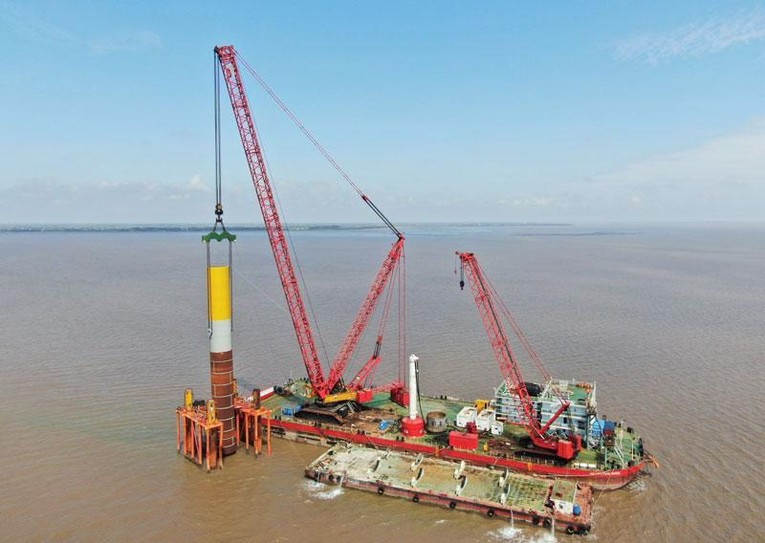 Thi c&ocirc;ng nh&agrave; m&aacute;y điện gi&oacute; gần bờ B&igrave;nh Đại tại tỉnh Bến Tre