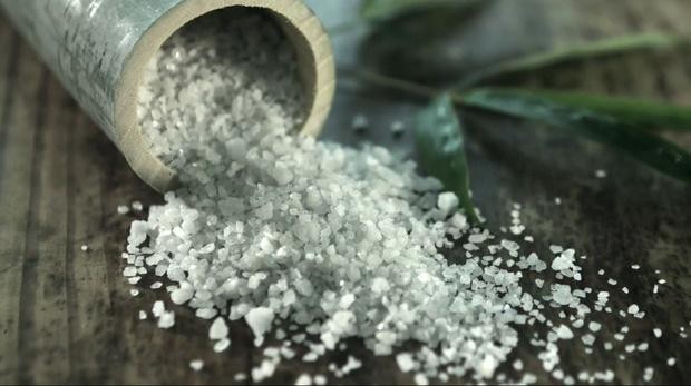 B&iacute; quyết độc đ&aacute;o của muối tre ch&iacute;nh l&agrave; việc cho muối v&agrave;o ống tre v&agrave; đốt nhiều lần.