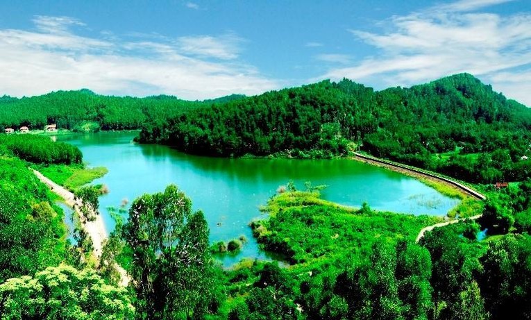 Hồ Thanh Long, thuộc Khu di t&iacute;ch quốc gia đặc biệt C&ocirc;n Sơn &ndash; Kiếp Bạc