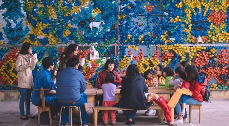 C&aacute;c em tham gia s&acirc;n chơi nghệ thuật h&agrave;ng tuần. Nguồn: tohe.vn