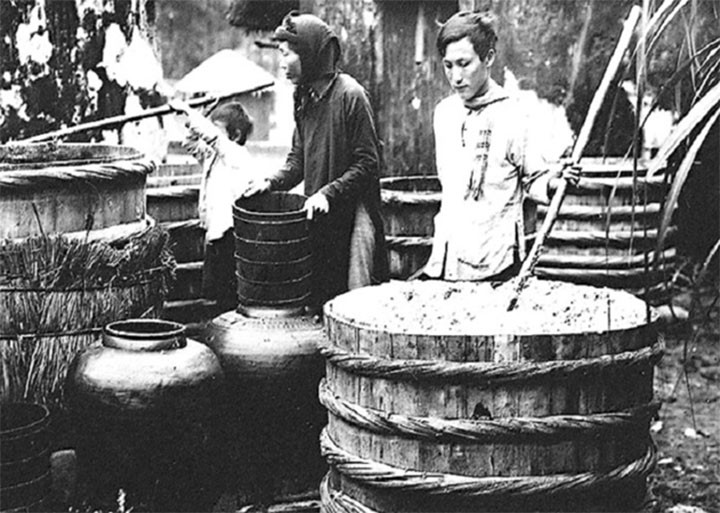 H&igrave;nh ảnh l&agrave;m nước mắm truyền thống đầu thế kỷ XX.