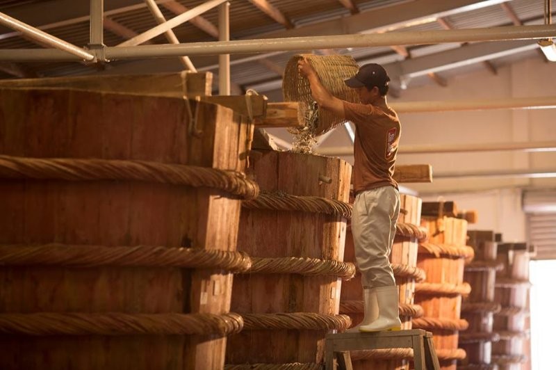 Nước mắm truyền thống l&agrave;m từ c&aacute; với muối.