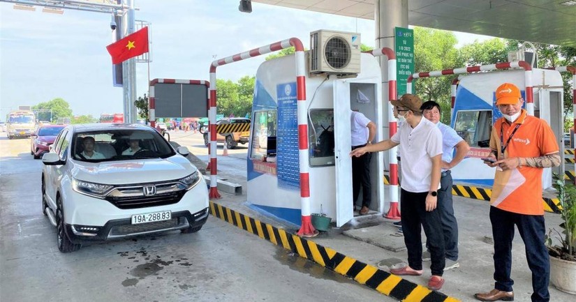 Bộ GTVT y&ecirc;u cầu xử l&yacute; dứt điểm bất cập tại hệ thống thu ph&iacute; tự động kh&ocirc;ng dừng.