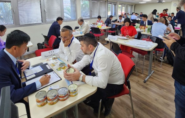 Trao đổi giữa doanh nghiệp hai nước tại phi&ecirc;n kết nối của hội nghị. Ảnh: Vietrade