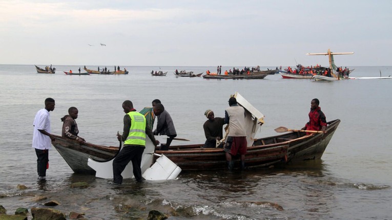 Lực lượng cứu hộ trục vớt c&aacute;c mảnh vỡ của m&aacute;y bay. Ảnh: AFP