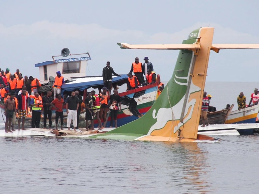Lực lượng cứu hộ tiếp cận chiếc m&aacute;y bay gặp nạn tr&ecirc;n hồ Victoria, ng&agrave;y 6/11. Ảnh: Reuters