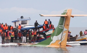 Cận cảnh vụ máy bay chở khách lao xuống hồ ở Tanzania khiến 19 người chết