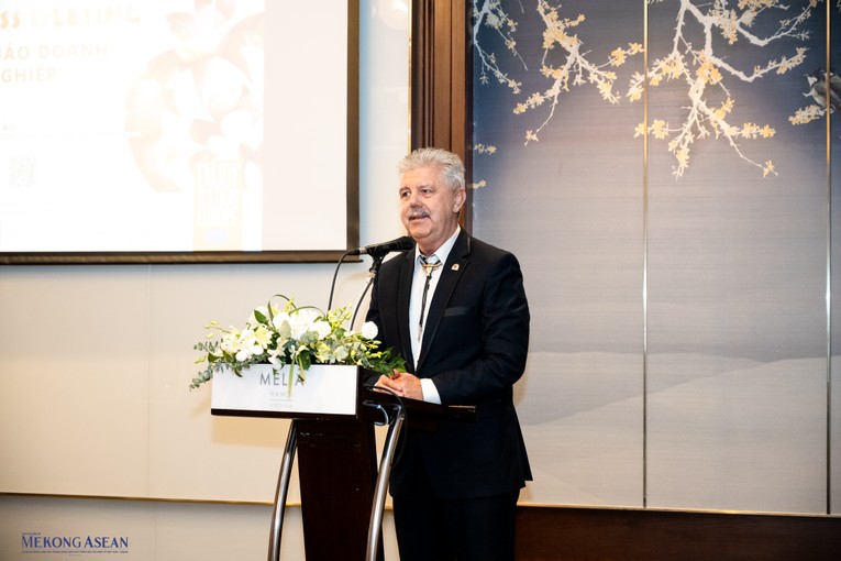 &Ocirc;ng Piotr Ziemann, chủ tịch Hiệp hội c&aacute;c nh&agrave; sản xuất v&agrave; b&aacute;n thịt của Ba Lan ph&aacute;t biểu tại buổi giao thương. Ảnh: Qu&aacute;ch Sơn