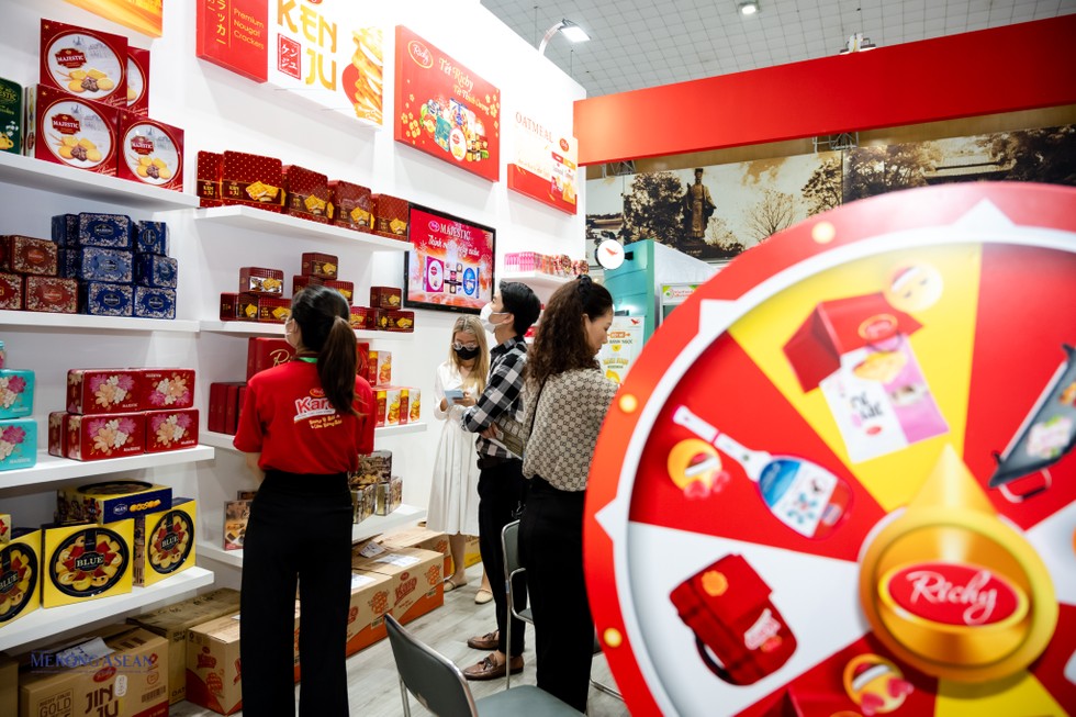 G&oacute;p mặt tại triển l&atilde;m c&oacute; nhiều doanh nghiệp Việt Nam trong ng&agrave;nh thực phẩm như T&acirc;n Nhất Hương, Richy, DH Food, Yến s&agrave;o Kh&aacute;nh H&ograve;a, Nosafood, Saita, Tr&agrave; Ch&iacute;nh Sơn, Bột Mỳ Uni-President&hellip; B&ecirc;n cạnh đ&oacute; l&agrave; c&aacute;c thương hiệu trong ng&agrave;nh đ&oacute;ng g&oacute;i bao b&igrave; như: VMS, Technomaking, Ấn Hồng, Thuận Th&agrave;nh, Bao b&igrave; cao cấp VN&hellip;