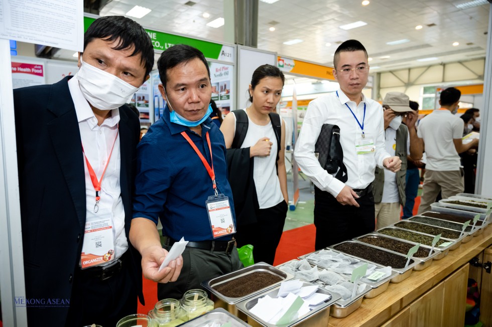 Đa dạng c&aacute;c sản phẩm ch&egrave; tại triển l&atilde;m thu h&uacute;t được rất nhiều kh&aacute;ch thăm quan.