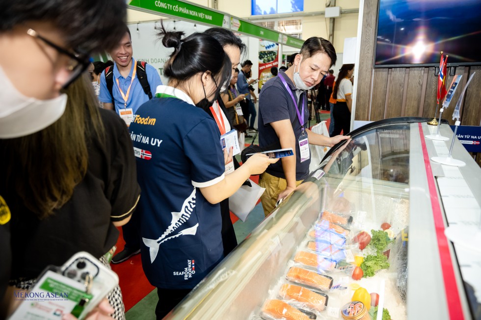 Ngo&agrave;i c&aacute;c sản phẩm kh&ocirc; đ&oacute;ng g&oacute;i, triển l&atilde;m c&ograve;n c&oacute; đa dạng những sản phẩm tươi sống cũng như những sản phẩm được chế biến tại chỗ.