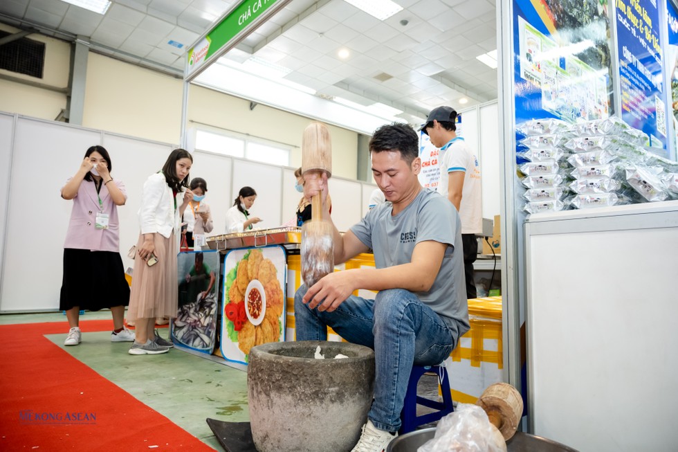 Chả mực gi&atilde; tay nổi tiếng của Hạ Long (Quảng Ninh) được chế biến ngay tại triển l&atilde;m.