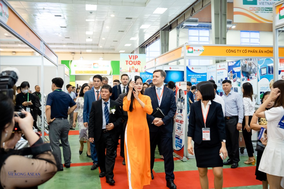 Vietfood &amp;amp;amp;amp; Beverage - Propack 2022 tập trung giới thiệu sản phẩm trong chuy&ecirc;n ng&agrave;nh thực phẩm, đồ uống - thiết bị c&ocirc;ng nghệ chế biến, bao b&igrave;. Trưng b&agrave;y tr&ecirc;n diện t&iacute;ch 4.500m2, triển l&atilde;m quy tụ 300 gian h&agrave;ng của 250 doanh nghiệp đến từ 10 quốc gia v&agrave; v&ugrave;ng l&atilde;nh thổ như Ấn Độ, Ba Lan, H&agrave;n Quốc, Nga, Nhật Bản, Thụy Điển, Việt Nam...