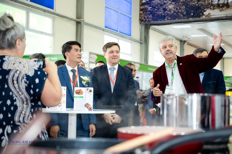 &Ocirc;ng Piotr Ziemann, Chủ tịch Hiệp hội C&aacute;c nh&agrave; sản xuất v&agrave; chế biến thịt của Ba Lan, đang giới thiệu về gian h&agrave;ng của Hiệp hội tại Triển l&atilde;m Vietfood &amp;amp;amp;amp; Beverage - Propack 2022.