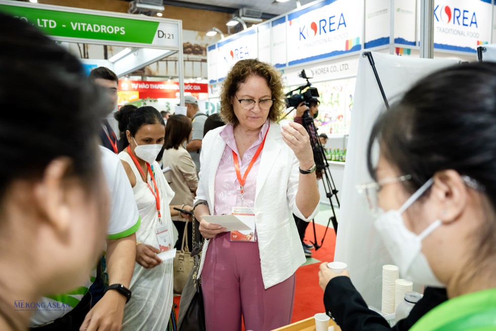 Du kh&aacute;ch nước ngo&agrave;i cũng rất hứng th&uacute; với một số sản phẩm l&agrave;m từ tự nhi&ecirc;n của Việt Nam.