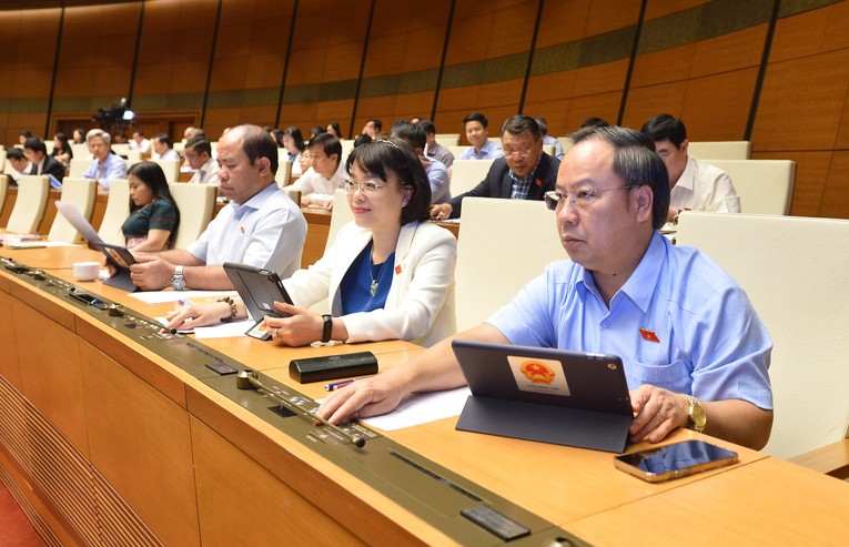 C&aacute;c đại biểu biểu quyết th&ocirc;ng qua Nghị quyết về ph&acirc;n bổ ng&acirc;n s&aacute;ch Trung ương năm 2023. Ảnh: Quochoi