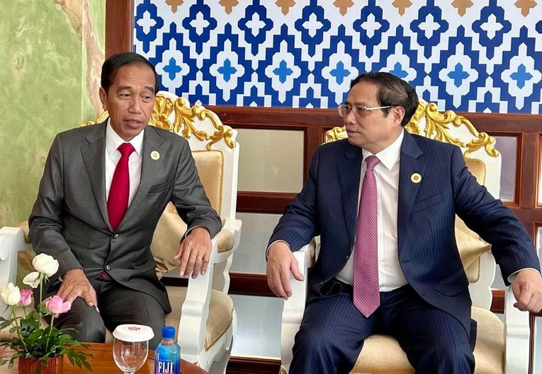 Thủ tướng Phạm Minh Ch&iacute;nh trao đổi với Tổng thống Indonesia Joko Widodo. Ảnh: VGP