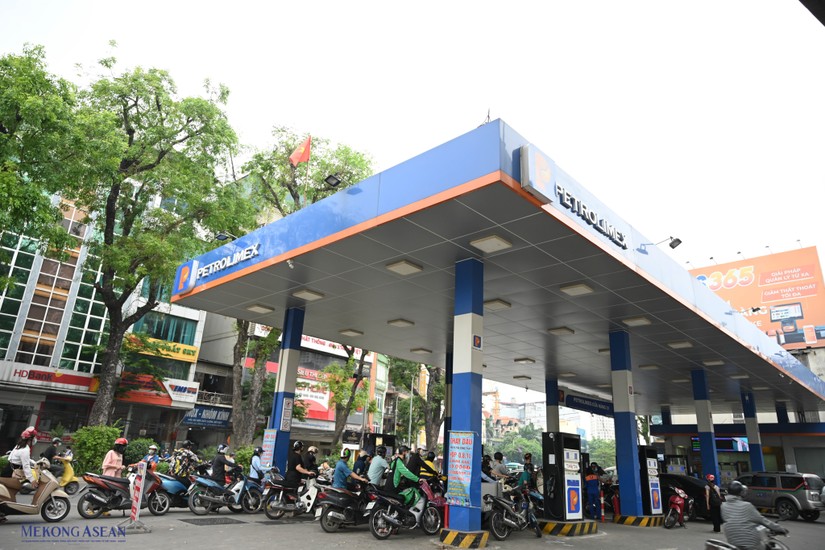 Y&ecirc;u cầu gi&aacute;m s&aacute;t, xử l&yacute; vi phạm v&agrave; k&yacute; cam kết với doanh nghiệp kinh doanh xăng dầu. Ảnh: Qu&aacute;ch Sơn.