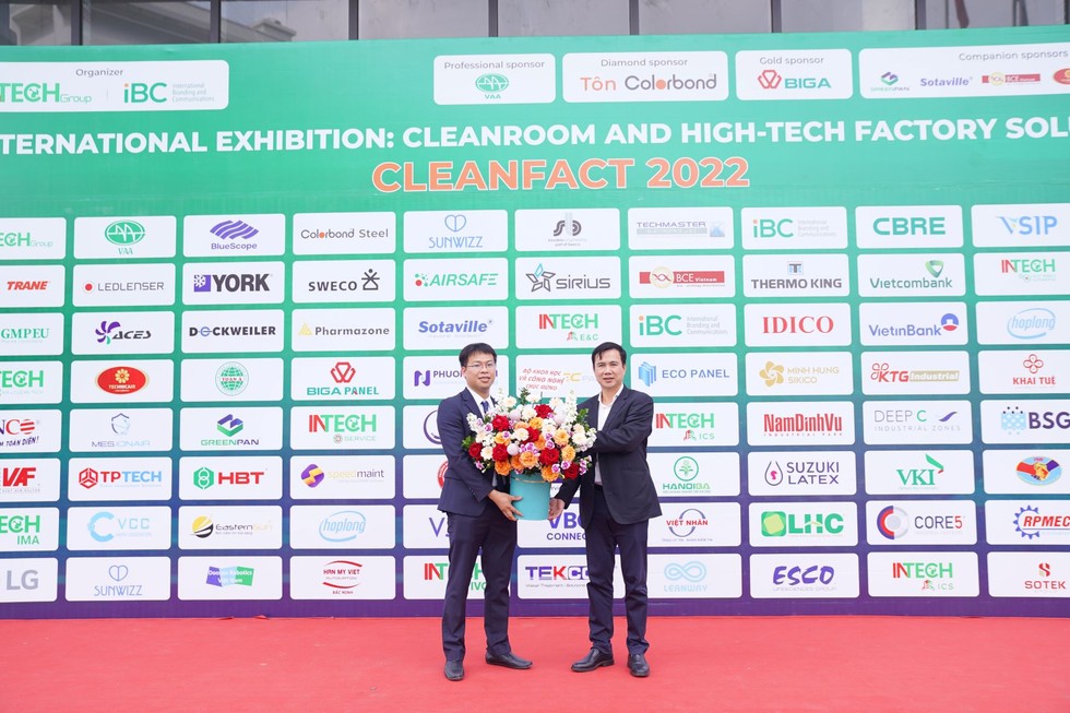 Thứ trưởng Bộ Khoa học v&agrave; C&ocirc;ng nghệ B&ugrave;i Thế Duy tặng hoa cho Chủ tịch HĐQT INTECH Group Cao Đại Thắng tại sự kiện.