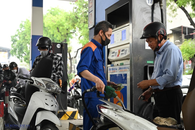 Bộ C&ocirc;ng Thương b&agrave;n kịch bản ph&acirc;n giao tổng nguồn xăng dầu năm 2023 với doanh nghiệp. Ảnh: Qu&aacute;ch Sơn.