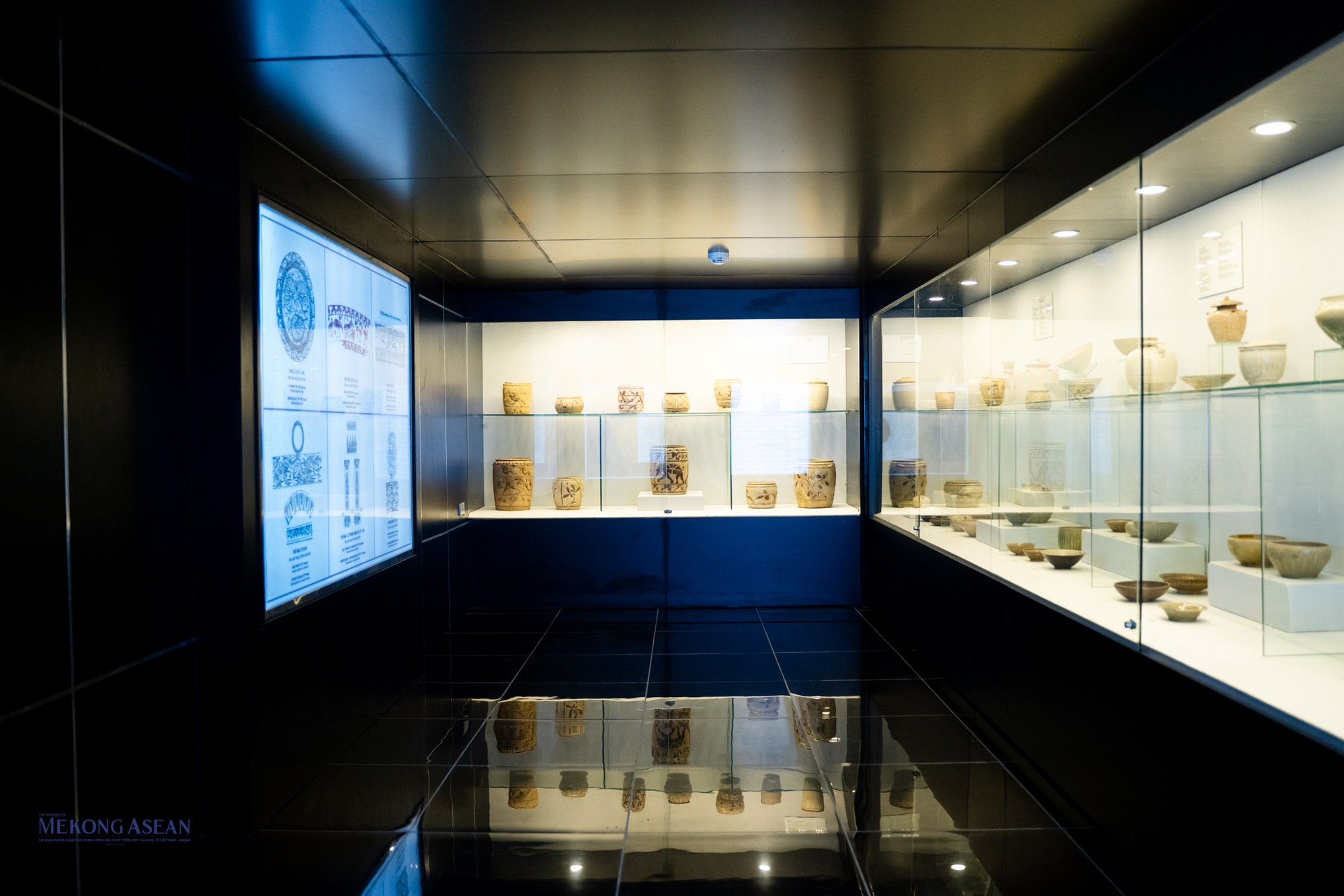 Ph&ograve;ng đầu ti&ecirc;n trong khu trưng b&agrave;y đồ gốm chứa 20 vật dụng từ thế kỷ 11-12 Thời L&yacute;. Những vật dụng b&igrave;nh d&acirc;n như b&aacute;t, chum nước hoặc hũ được l&agrave;m từ một số loại gốm men đặc sắc như men ngọc, men trắng, men trắng ng&agrave;, men trắng ng&agrave; rạn, men n&acirc;u...