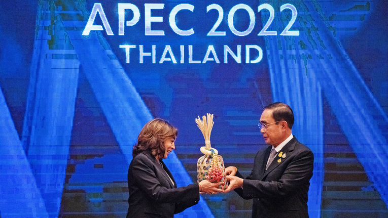 Thủ tướng Th&aacute;i Lan Prayuth Chan-ocha, Chủ tịch APEC 2022 trao chiếc giỏ tre tượng trưng cho c&acirc;y b&uacute;a cho Ph&oacute; Tổng thống Mỹ Kamala Harris. Mỹ sẽ l&agrave; Chủ tịch APEC 2023. Ảnh: Reuters