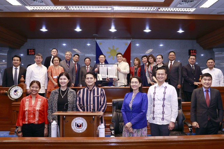 Chủ tịch Thượng viện Philippines Juan Miguel Zubiri tr&acirc;n trọng trao Nghị quyết của Thượng viện tới Chủ tịch Quốc hội Vương Đ&igrave;nh Huệ. Ảnh: quochoi.vn