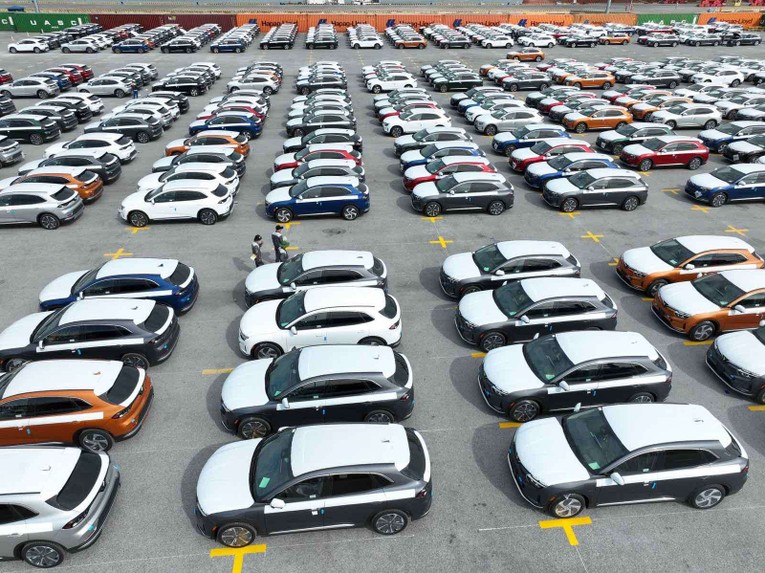 VinFast xuất khẩu lô xe điện đầu tiên ra thị trường quốc tế