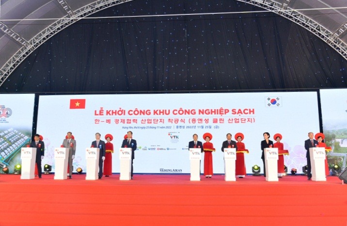 C&aacute;c đại biểu bấm n&uacute;t khởi c&ocirc;ng Khu c&ocirc;ng nghiệp sạch