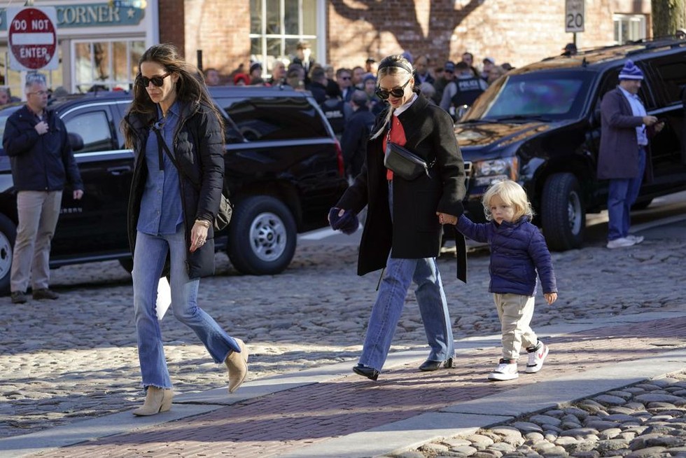 Ashley Biden - con g&aacute;i &ocirc;ng Biden (tr&aacute;i), đi dạo phố c&ugrave;ng chị d&acirc;u Melissa Cohen v&agrave; ch&aacute;u trai Beau Biden. Ảnh: AP