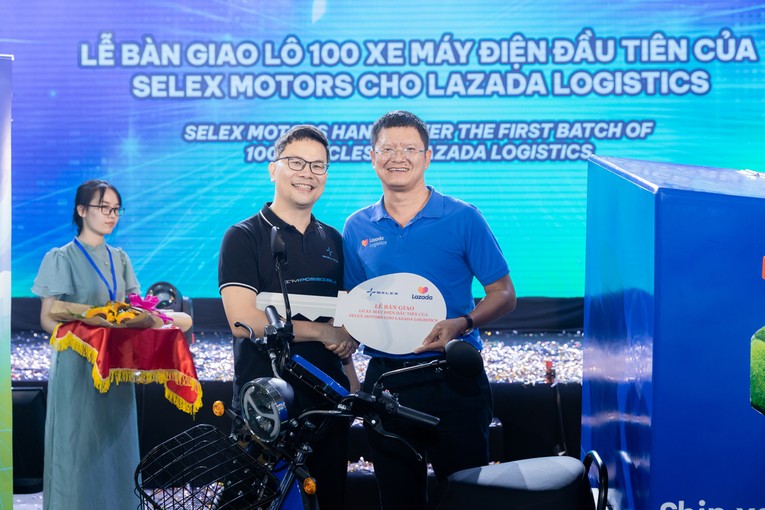Lễ b&agrave;n giao xe cho Lazada Logistics.
