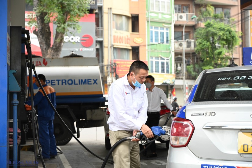 Nhập khẩu xăng dầu tăng vọt để bảo đảm nguồn cung cuối năm. Ảnh: Qu&aacute;ch Sơn.