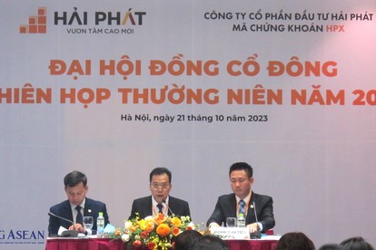 &Ocirc;ng Đỗ Qu&yacute; Hải - Chủ tịch HĐQT Hải Ph&aacute;t (giữa) chủ tr&igrave; ĐHĐCĐ thường ni&ecirc;n 2023. Ảnh: Anh Thư