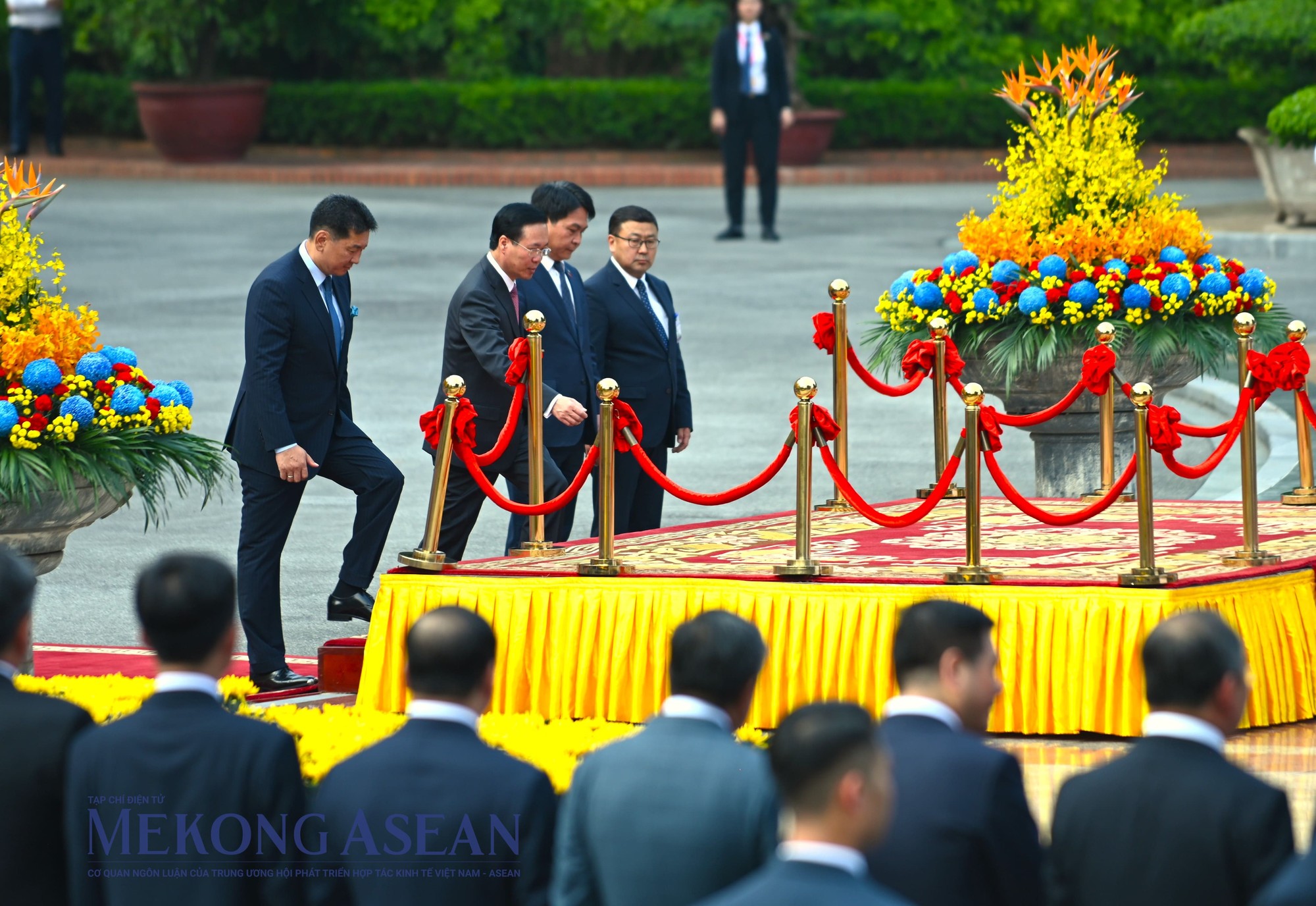 Chủ tịch nước V&otilde; Văn Thưởng v&agrave; Tổng thống M&ocirc;ng Cổ Ukhnaagiin Khurelsukh bước l&ecirc;n bục danh dự. Ảnh: Đỗ Thảo