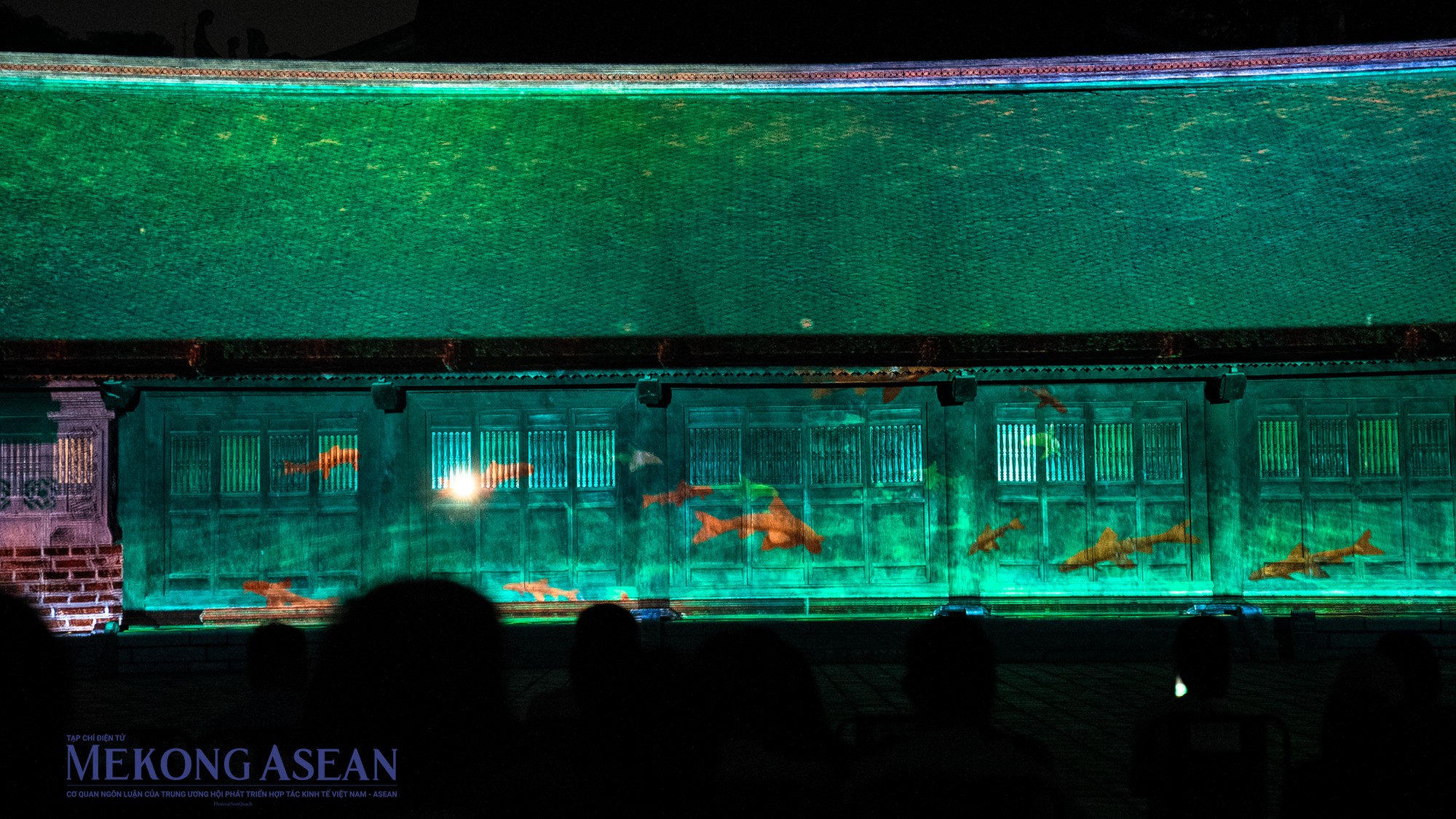 Tour đ&ecirc;m đưa du kh&aacute;ch trải nghiệm bữa tiệc thanh - sắc khi to&agrave;n bộ mặt tiền của nh&agrave; Tiền đường tr&ecirc;n s&acirc;n Th&aacute;i học biến th&agrave;nh một m&agrave;n h&igrave;nh khổng lồ gi&uacute;p kh&aacute;ch tham quan kh&aacute;m ph&aacute; những gi&aacute; trị tinh t&uacute;y nhất trong đạo học của người Việt.