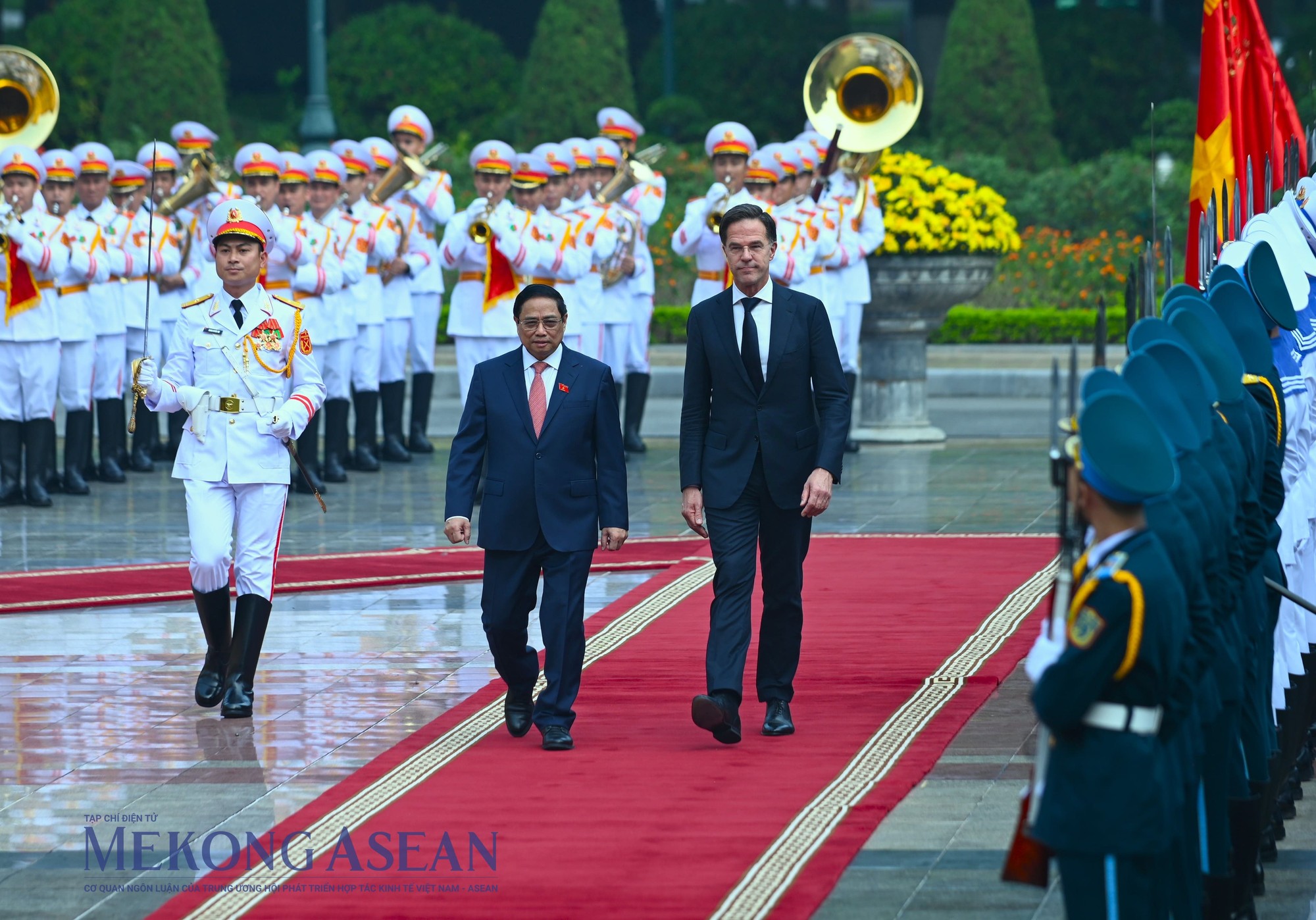 Thủ tướng Phạm Minh Ch&iacute;nh v&agrave; Thủ tướng H&agrave; Lan Mark Rutte duyệt Đội Danh dự Qu&acirc;n đội Nh&acirc;n d&acirc;n Việt Nam. Ảnh: Đỗ Thảo